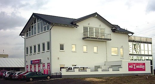 Heizwasser GmbH, Südliche Ringstr. 6, Erzhausen: Vor dem Haus sehen Sie die erste Luftwärmepumpe im Umkreis